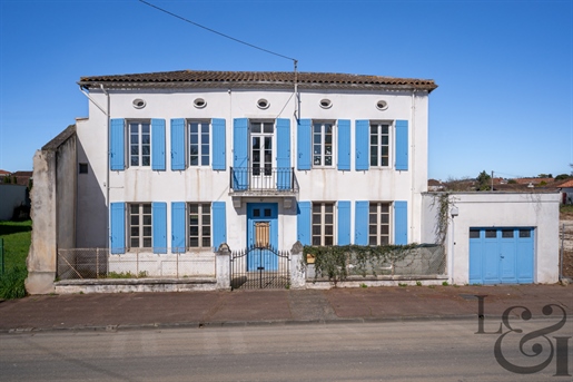 Villeneuve sur lot, proche commodités à pieds, grande maison de ville à rénover avec garage et jardi