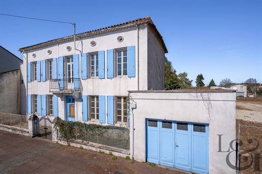 Villeneuve sur lot, proche commodités à pieds, grande maison de ville à rénover avec garage et jardi