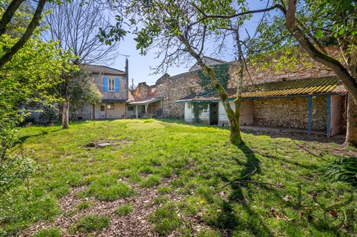 Villeneuve sur lot, proche commodités à pieds, grande maison de ville à rénover avec garage et jardi