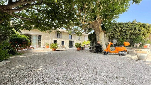 Saint Rémy de Provence: 17th century farmhouse in a hamlet