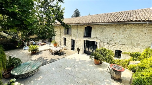 Saint Rémy de Provence: 17th century farmhouse in a hamlet