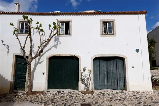 3 bedroom villa to renovate in the heart of Paço d'Arcos