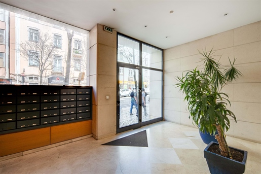 Appartement moderne et lumineux de deux chambres au cœur de Lisbonne.