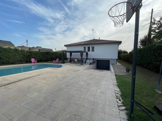 Very bright house, 4 bedrooms, garage, swimming pool and well, close to the city center.