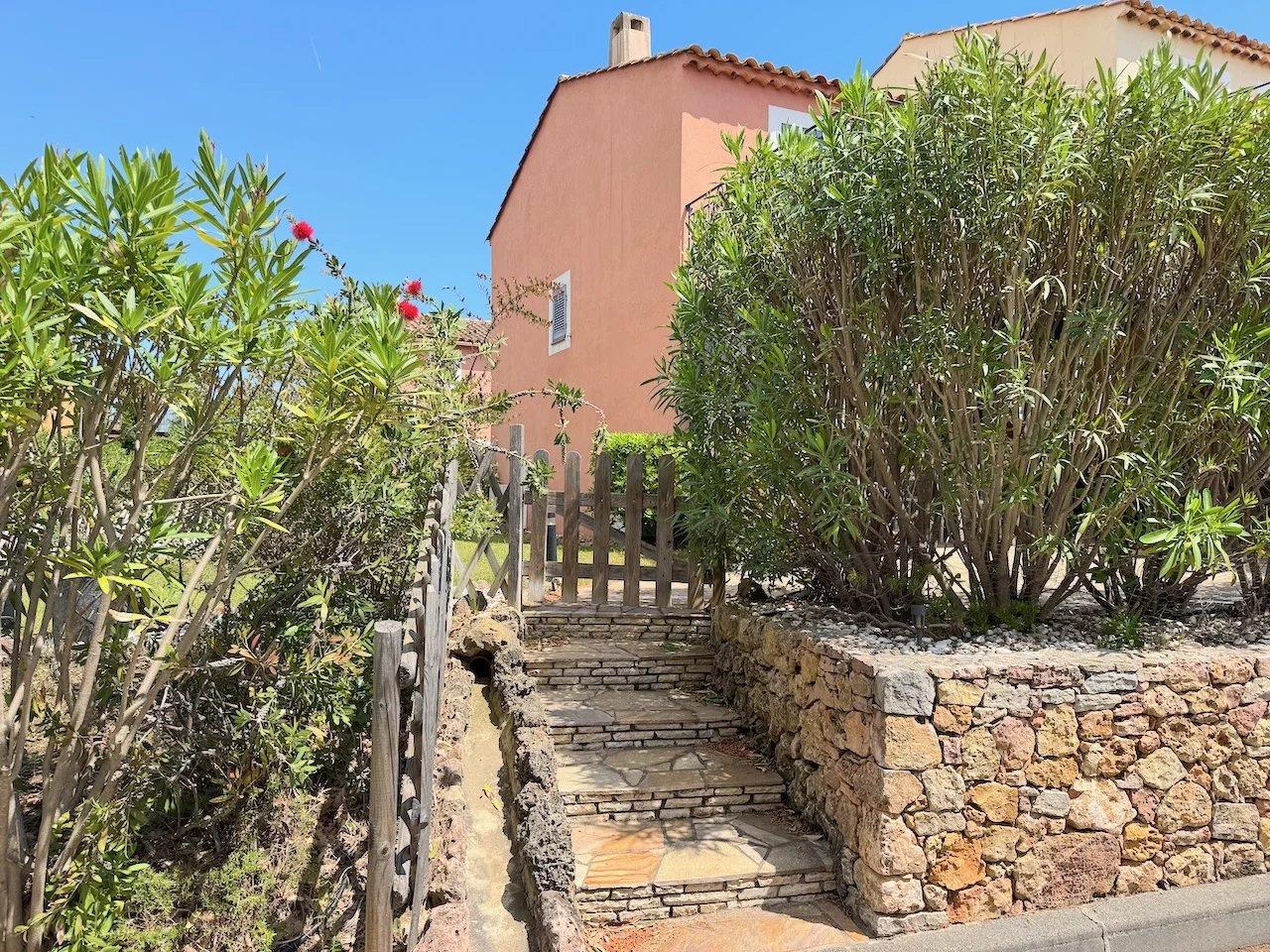 Roquebrune/S Argens, Villa in luxury domaine, with pool and tennis-courts