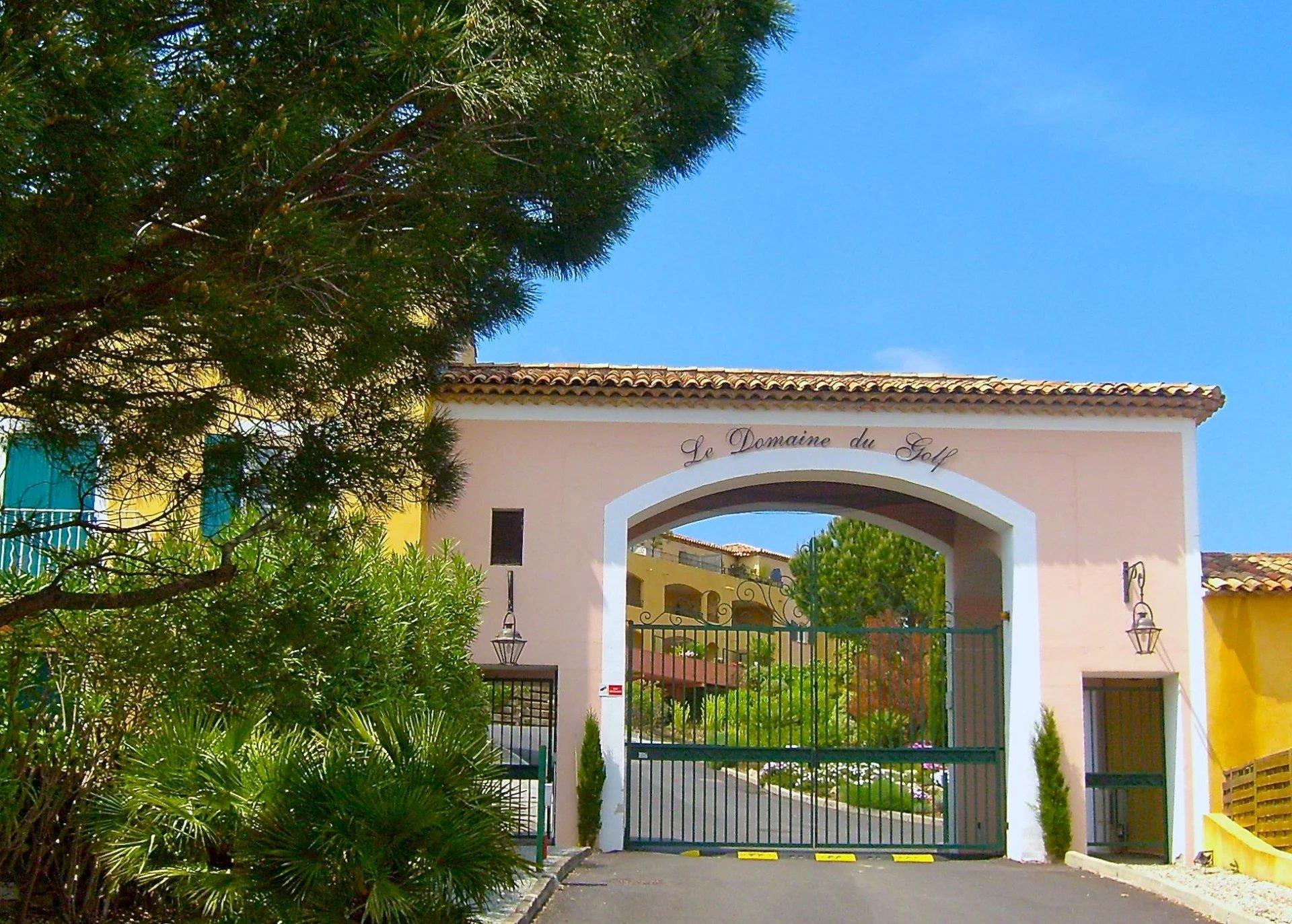 Roquebrune/S Argens, Villa in luxury domaine, with pool and tennis-courts