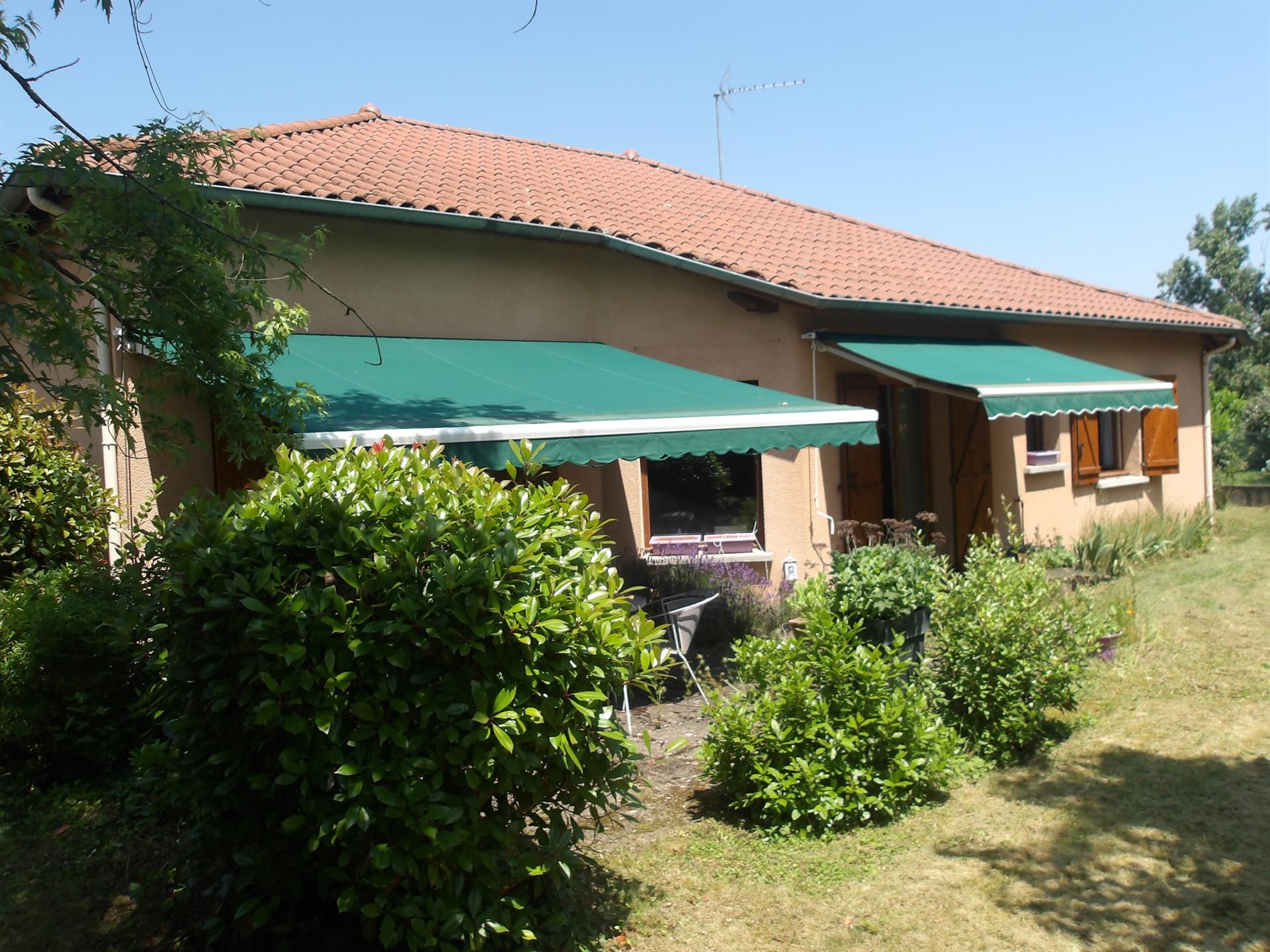 Superbe maison plain pied traditionnelle en impasse au calme Riorges centre
