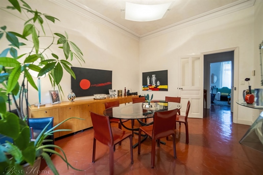 Sale Nîmes Between les Halles and la Fontaine, bourgeois townhouse type 8 with garage and courtyard