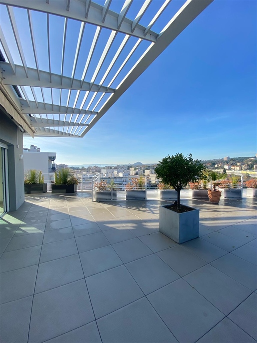 Superb 4-room penthouse of 107m2 with terrace of 128m2 with sea and mountain views.