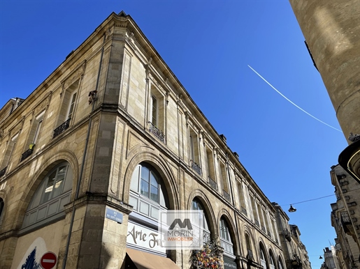 Bordeaux center near parliament square, for sale duplex apartment with 2 bedrooms, stone building
