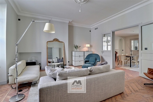 Bordeaux center near Place Gambetta, for sale quiet stone house with 4 bedrooms and garden